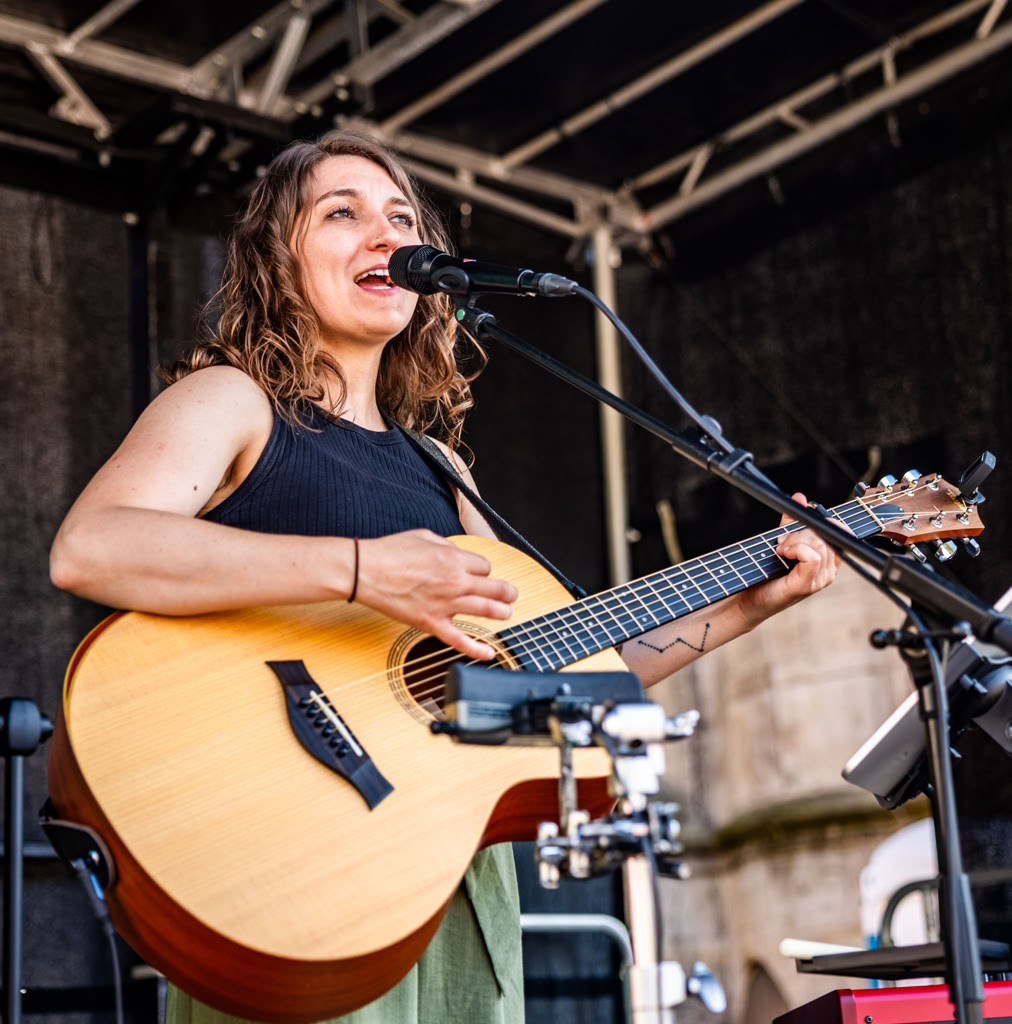 Fête de la Musique 2025 Kathrin Dietz ist die charismatische Stimme des Duos Wave&Sound. 
