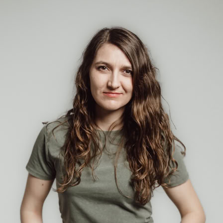 Kathrin ist eine vielseitige Sängerin mit einer beeindruckenden Bandbreite an musikalischen Stilen. Von gefühlvollen Balladen bis mitreißenden Pop. Sie beherrscht jede Nuance und verleiht jedem Song eine einzigartige gefühlvolle Note.