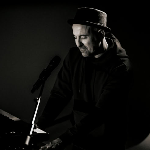 Leopold Hartzsch ist der kreative Pianist des Duos Wave&Sound. 